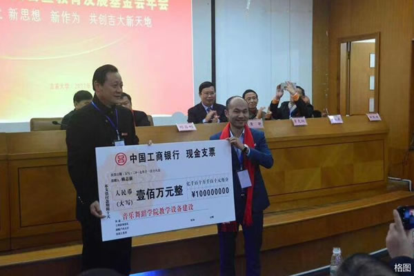 赖志强先生（右）捐赠一百万元物资用于教学设备建设