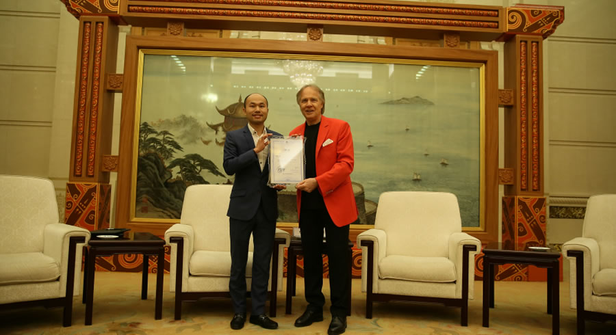 乐和集团董事长赖志强（左）与理查德·克莱德曼（右）签订代言协议