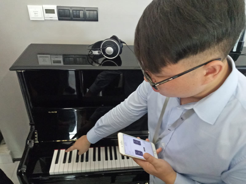 通过云上钢琴APP调试钢琴精准度