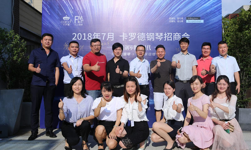 夕阳下合影，活动完满结束